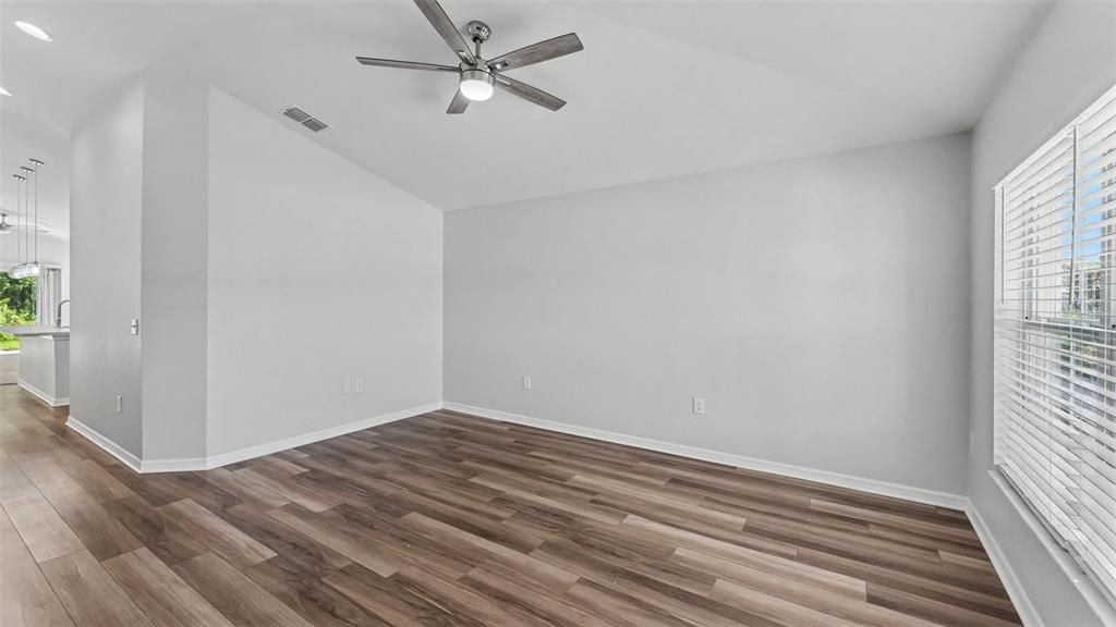 For Sale: $389,900 (4 beds, 2 baths, 1940 Square Feet)