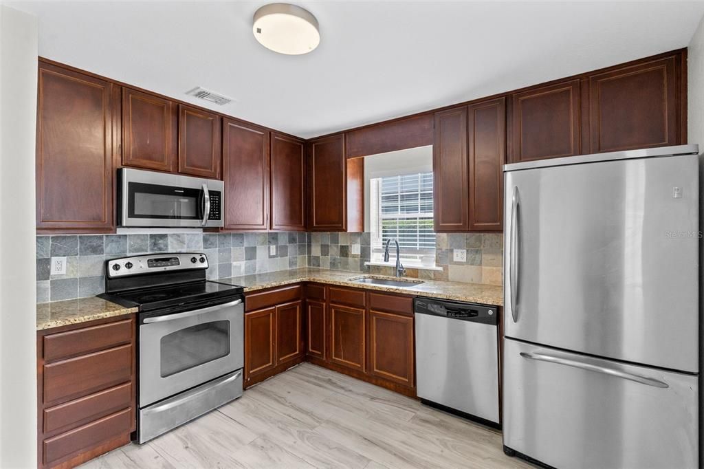 На продажу: $199,900 (2 спален, 2 ванн, 1365 Квадратных фут)