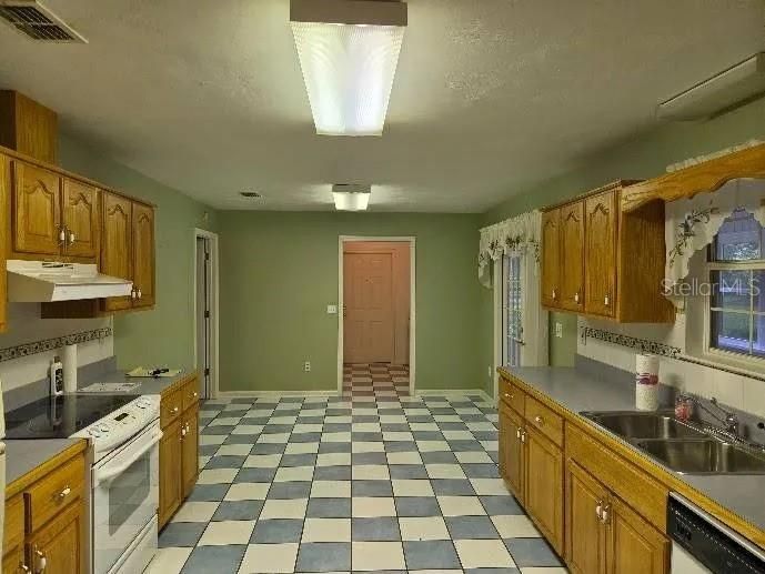 En Venta: $405,000 (3 camas, 2 baños, 2080 Pies cuadrados)