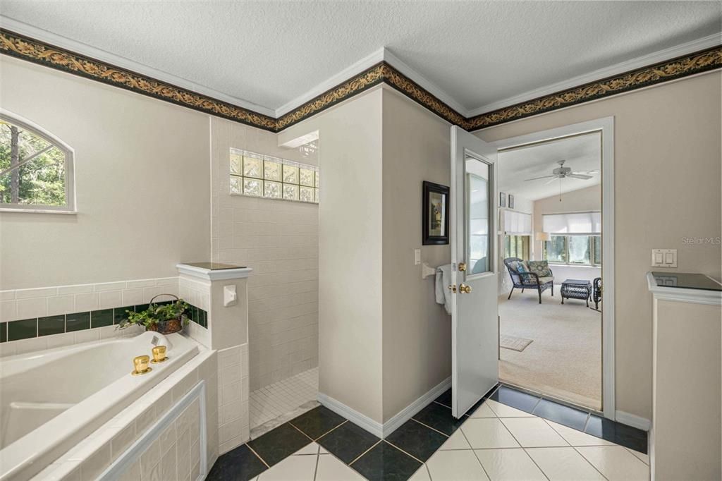 Activo con contrato: $359,000 (3 camas, 2 baños, 1814 Pies cuadrados)