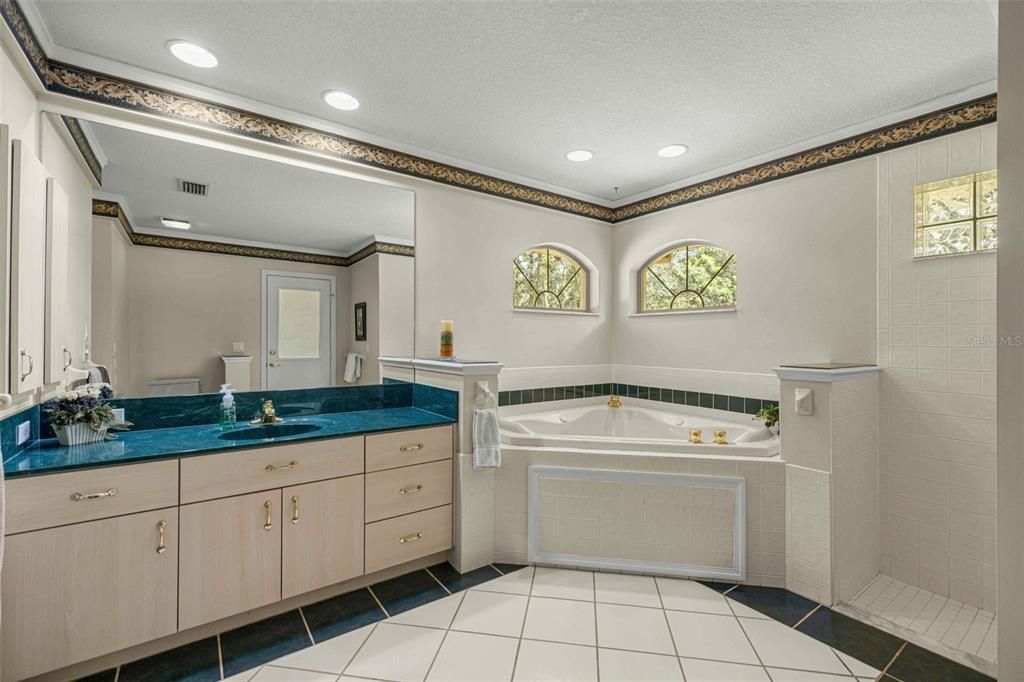 Activo con contrato: $359,000 (3 camas, 2 baños, 1814 Pies cuadrados)