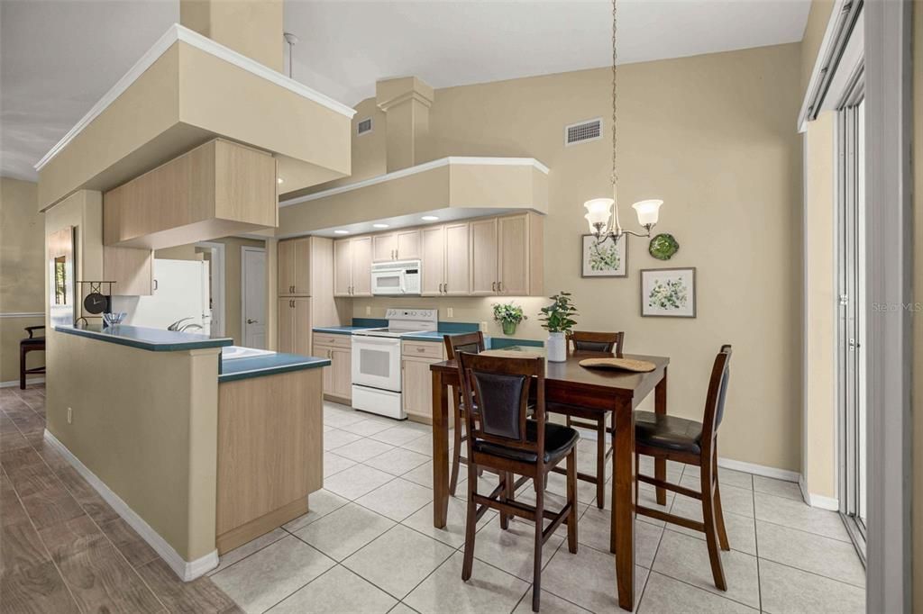 Activo con contrato: $359,000 (3 camas, 2 baños, 1814 Pies cuadrados)