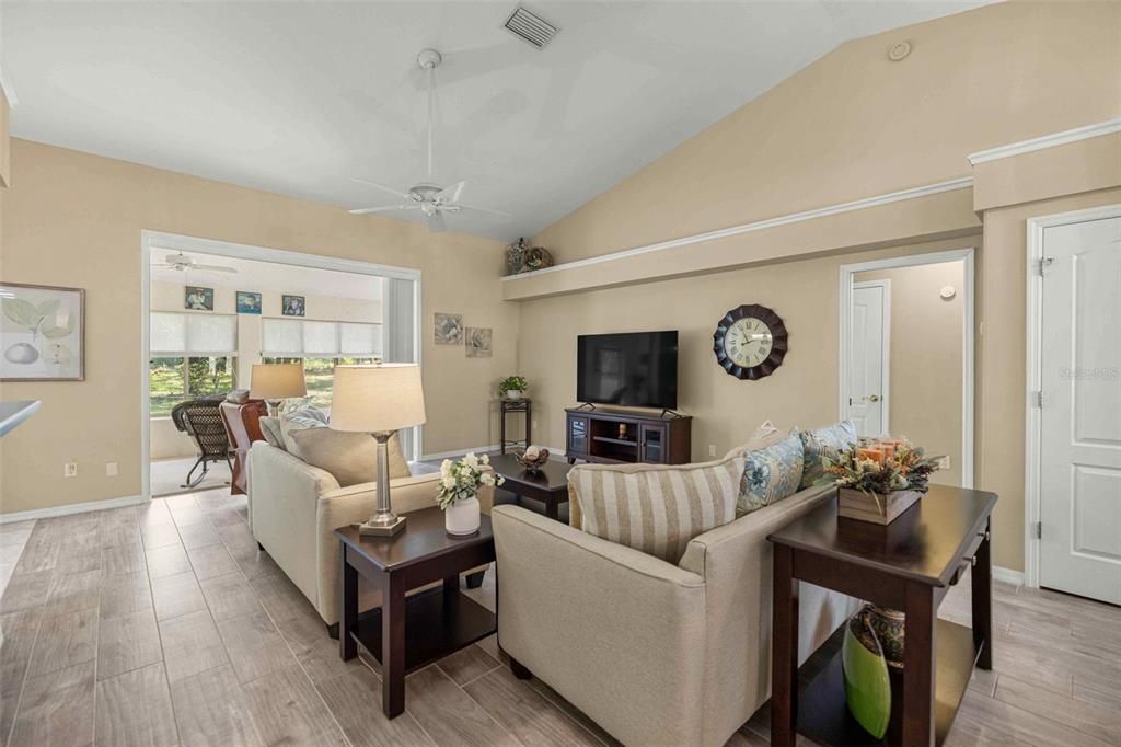 Activo con contrato: $359,000 (3 camas, 2 baños, 1814 Pies cuadrados)