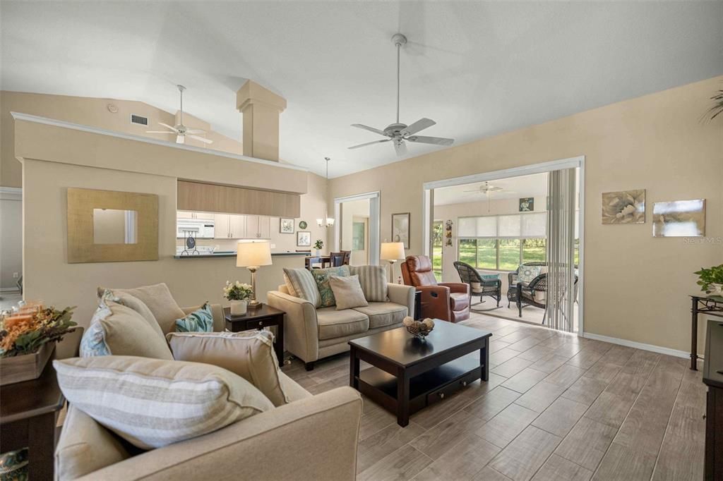 Activo con contrato: $359,000 (3 camas, 2 baños, 1814 Pies cuadrados)