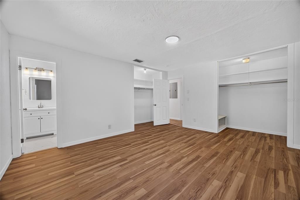 For Sale: $319,900 (3 beds, 2 baths, 2084 Square Feet)