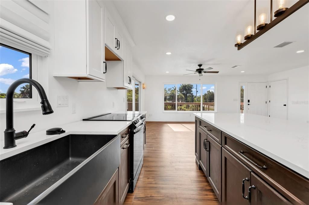 En Venta: $465,000 (3 camas, 2 baños, 2240 Pies cuadrados)