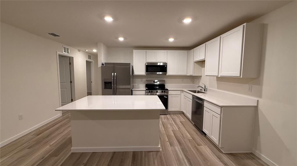 For Rent: $2,450 (5 beds, 2 baths, 1739 Square Feet)