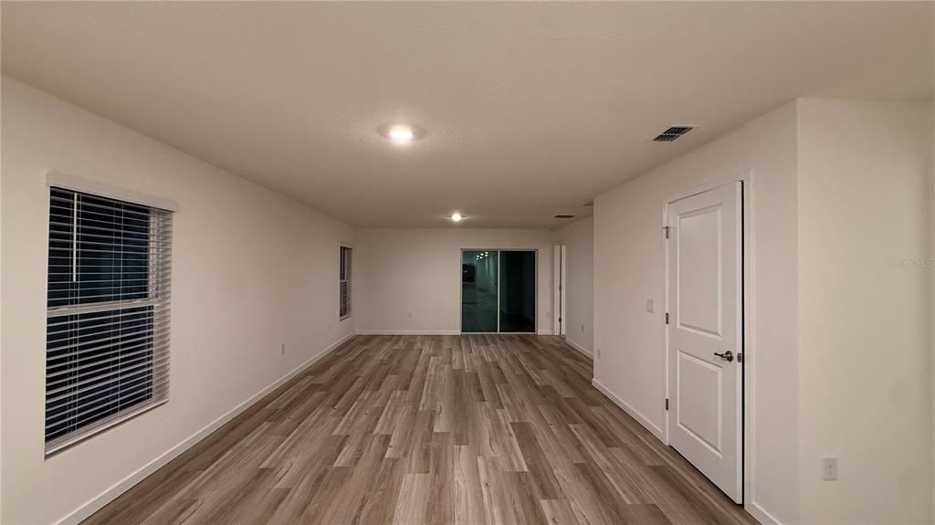 For Rent: $2,450 (5 beds, 2 baths, 1739 Square Feet)