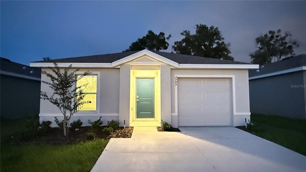 For Rent: $2,450 (5 beds, 2 baths, 1739 Square Feet)