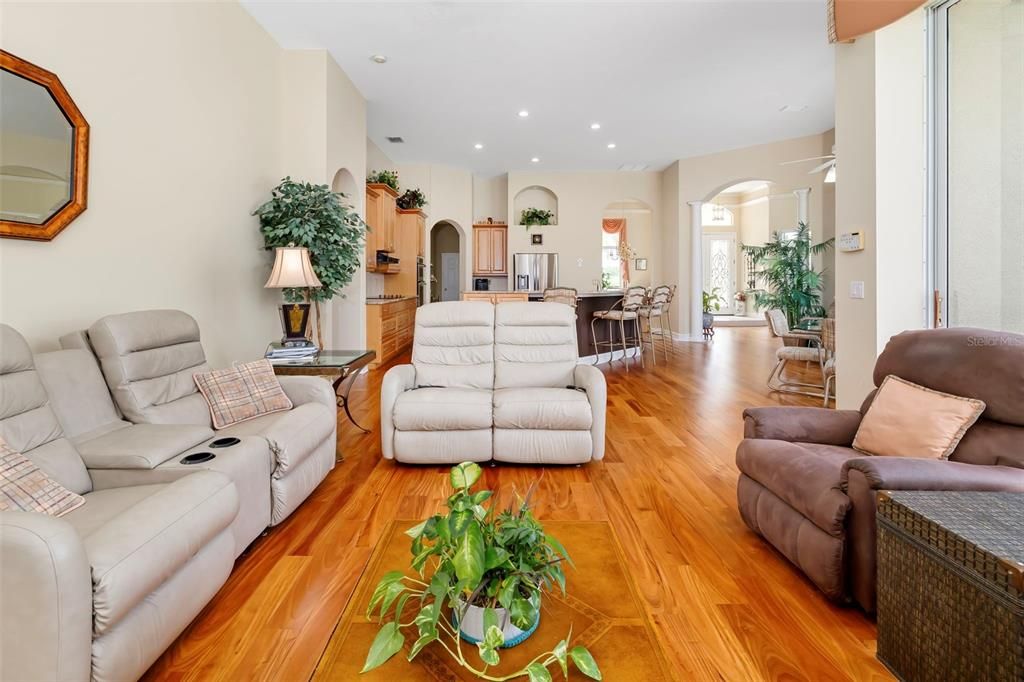 En Venta: $1,425,000 (4 camas, 3 baños, 3361 Pies cuadrados)