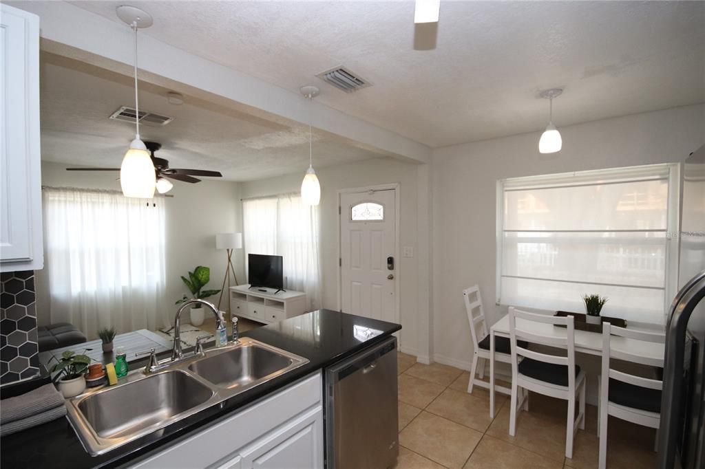 В аренду: $3,595 (4 спален, 2 ванн, 1391 Квадратных фут)