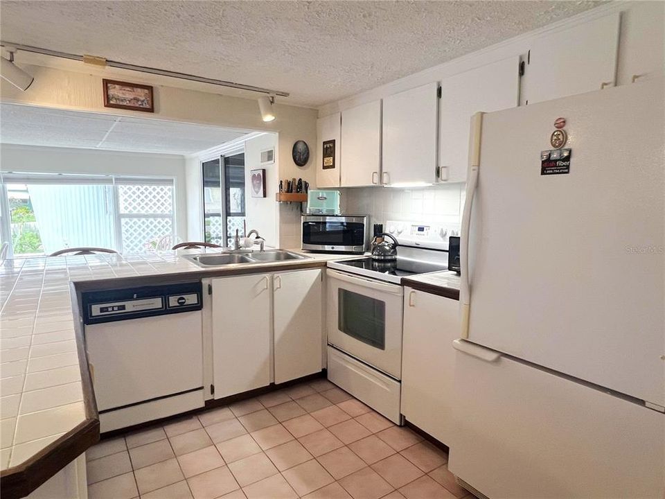 Active With Contract: $119,000 (2 beds, 2 baths, 1292 Square Feet)