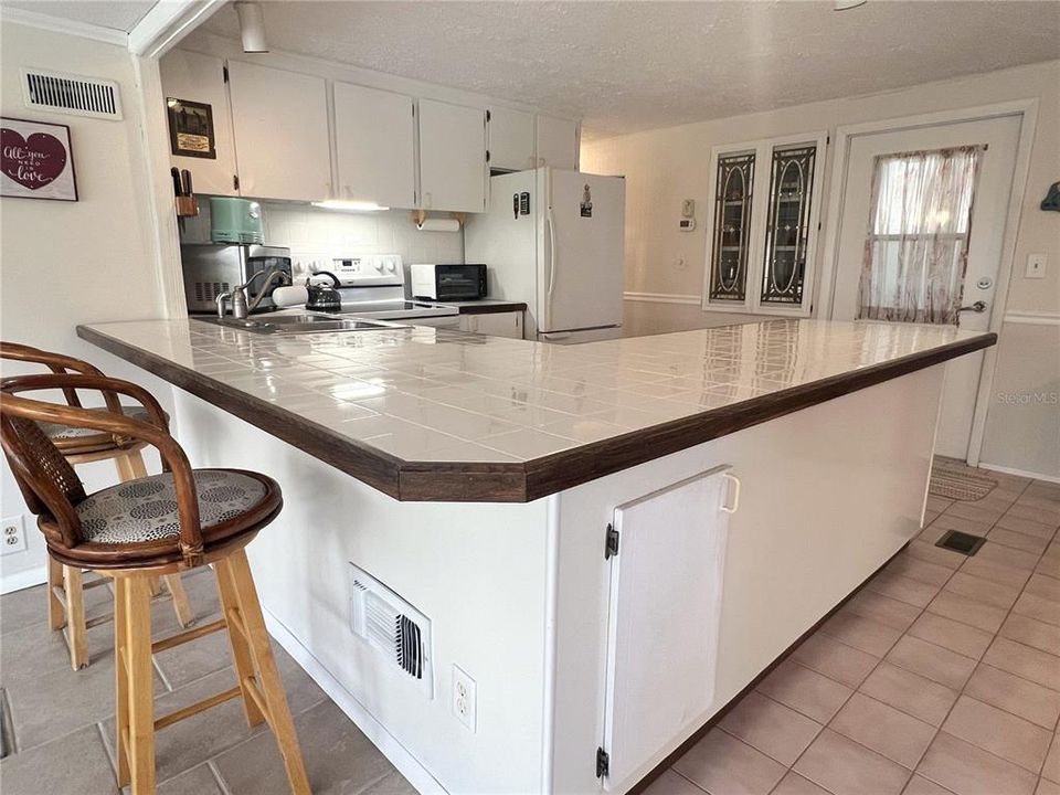 Active With Contract: $119,000 (2 beds, 2 baths, 1292 Square Feet)