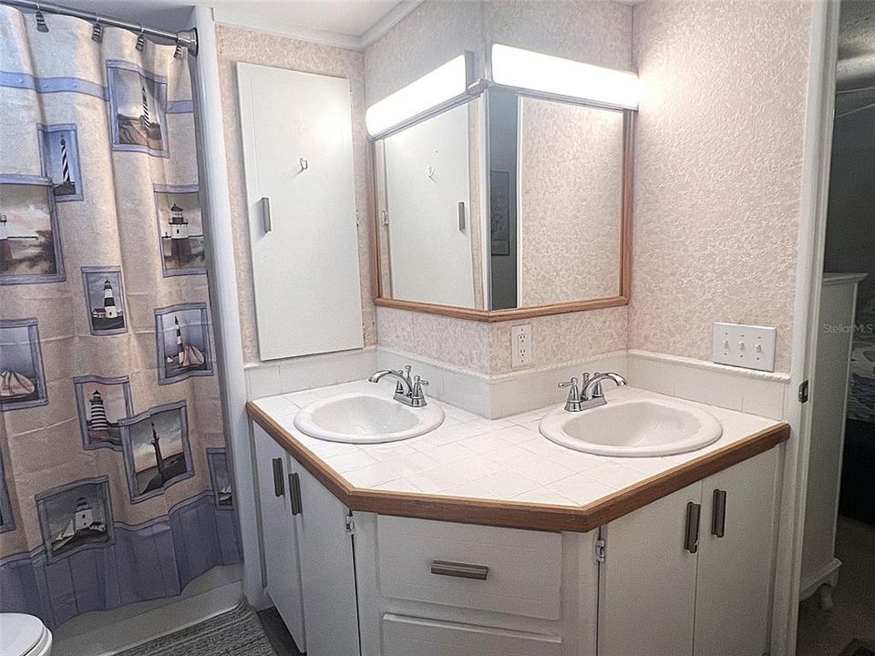 Active With Contract: $119,000 (2 beds, 2 baths, 1292 Square Feet)