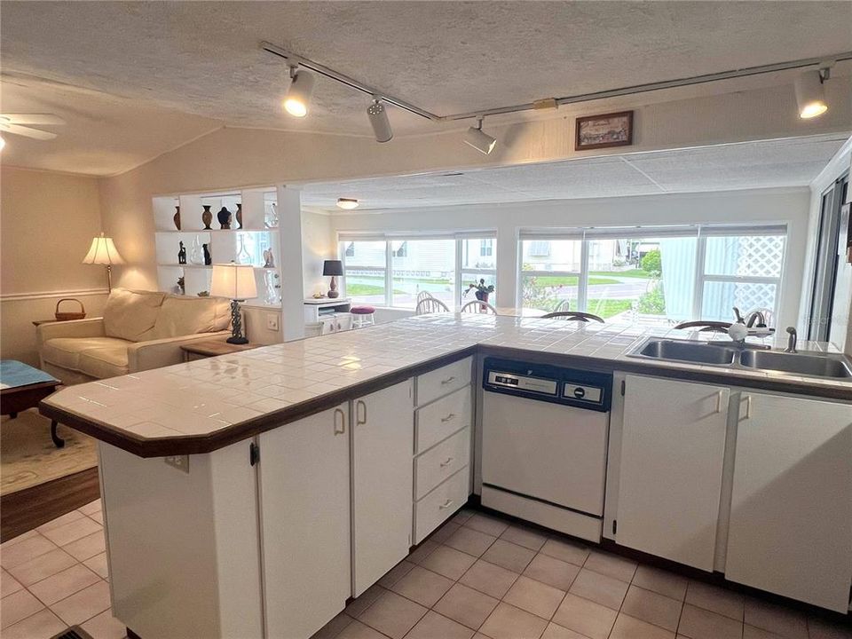 Active With Contract: $119,000 (2 beds, 2 baths, 1292 Square Feet)