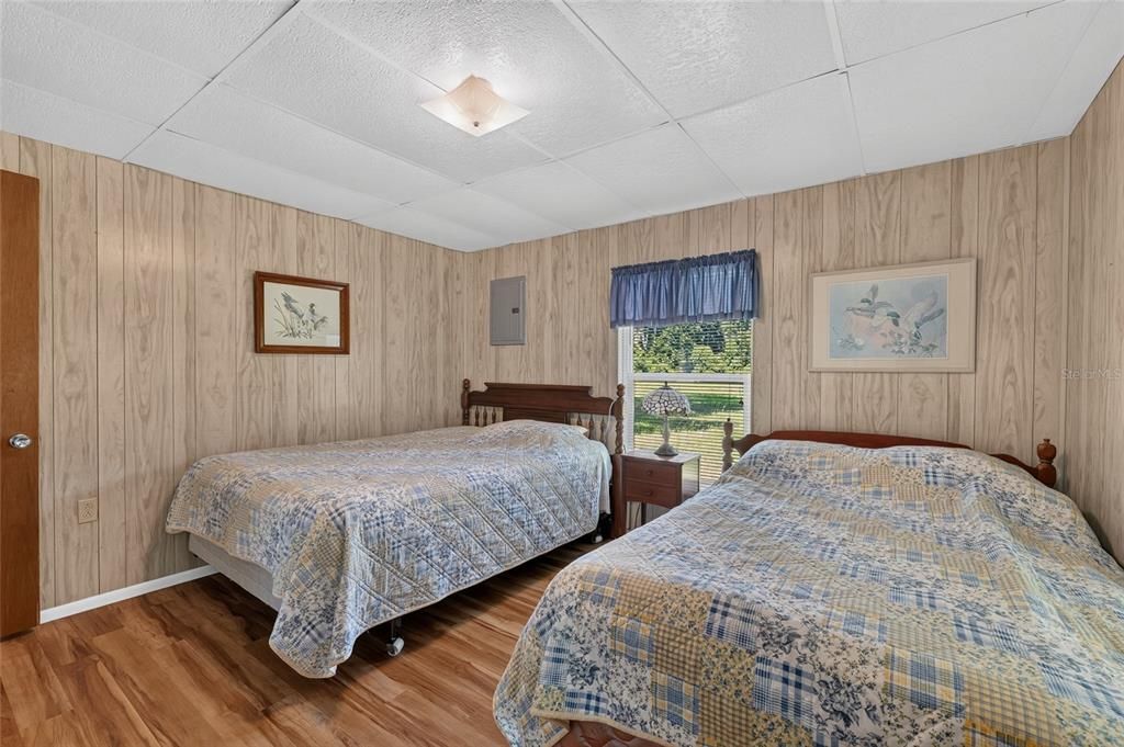 For Sale: $250,000 (2 beds, 1 baths, 936 Square Feet)