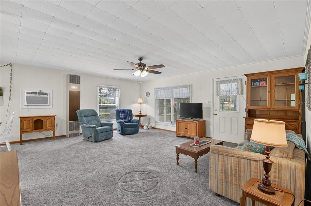 For Sale: $250,000 (2 beds, 1 baths, 936 Square Feet)