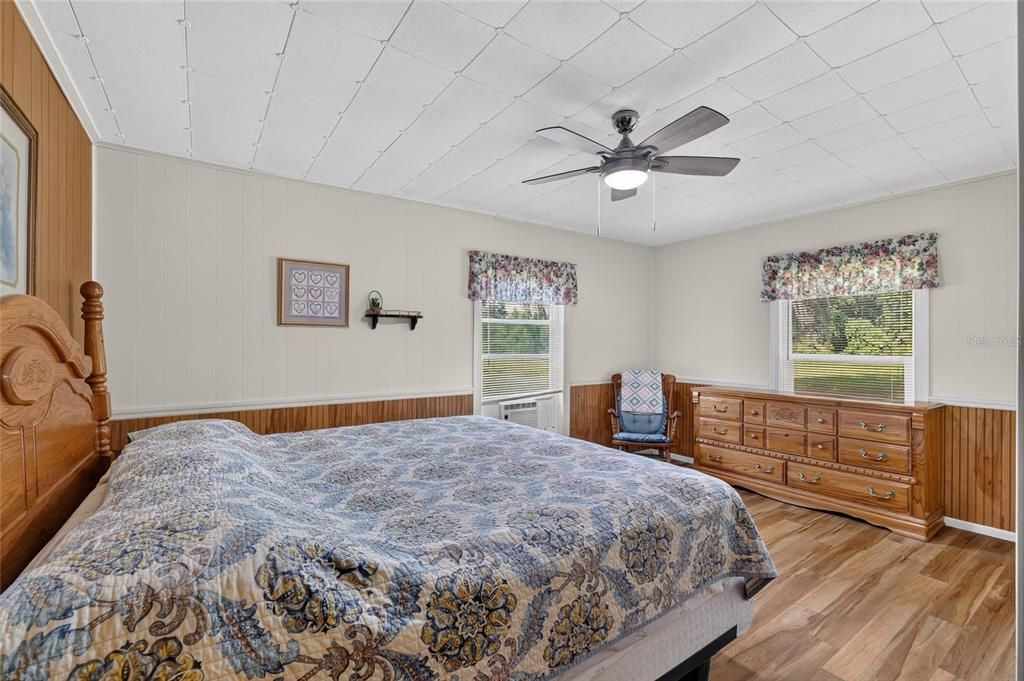 For Sale: $250,000 (2 beds, 1 baths, 936 Square Feet)