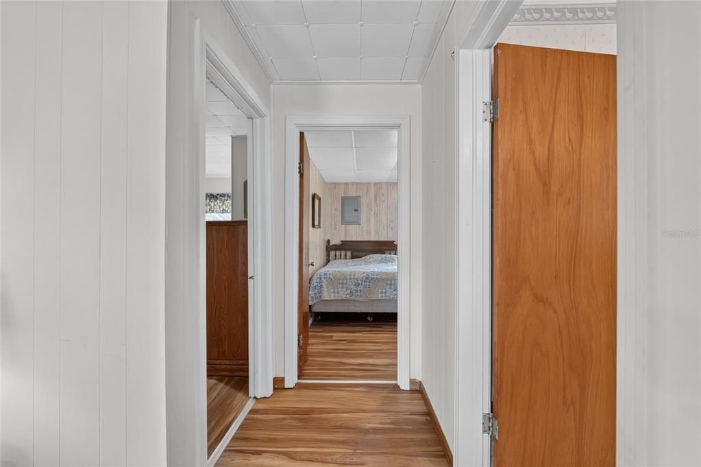 For Sale: $250,000 (2 beds, 1 baths, 936 Square Feet)