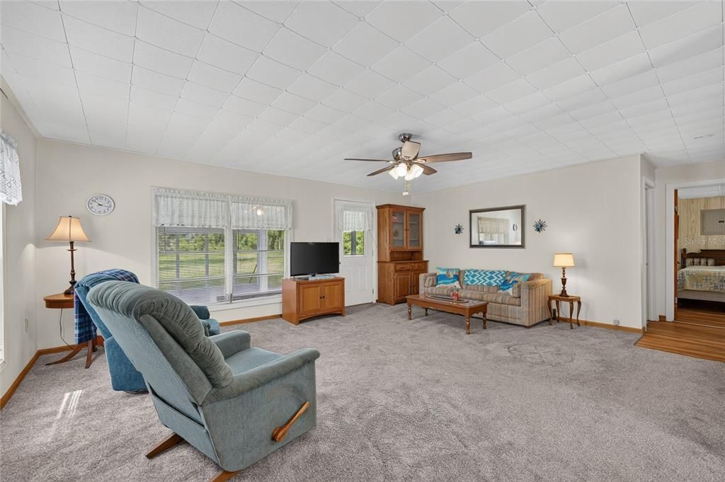 For Sale: $250,000 (2 beds, 1 baths, 936 Square Feet)