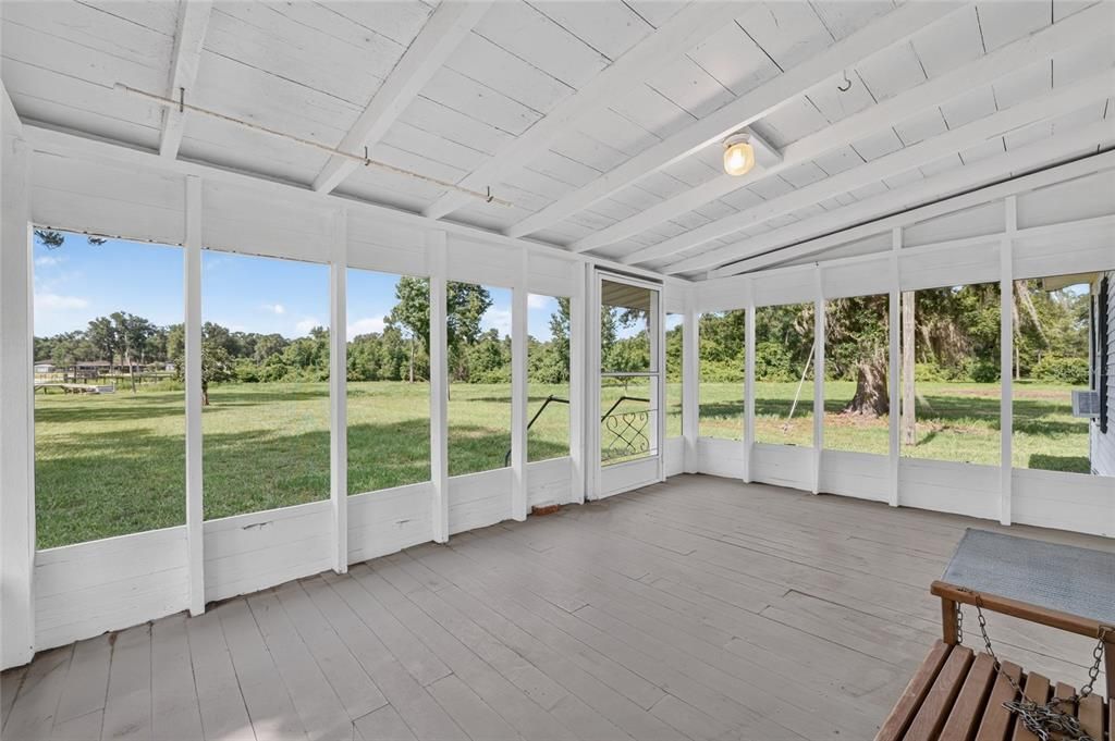 For Sale: $250,000 (2 beds, 1 baths, 936 Square Feet)