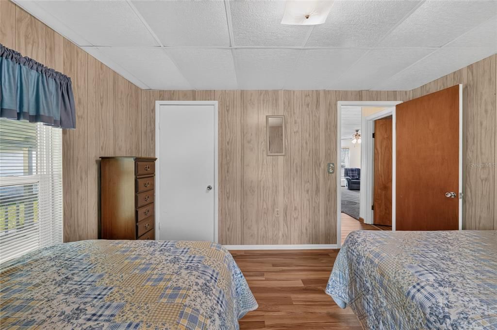 For Sale: $250,000 (2 beds, 1 baths, 936 Square Feet)