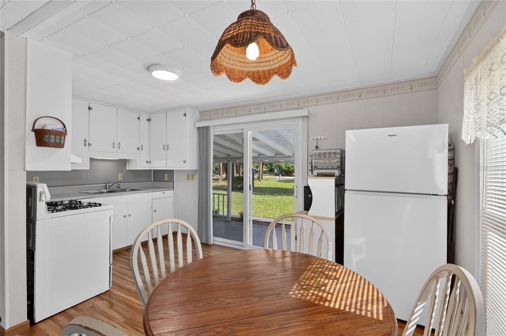 For Sale: $250,000 (2 beds, 1 baths, 936 Square Feet)
