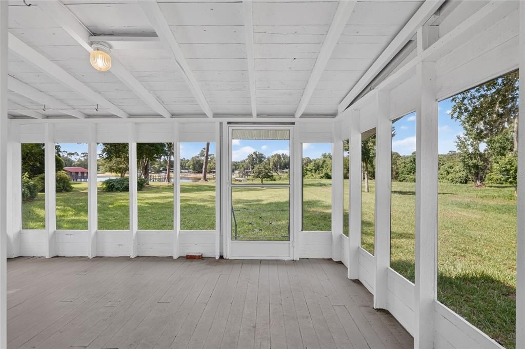 For Sale: $250,000 (2 beds, 1 baths, 936 Square Feet)