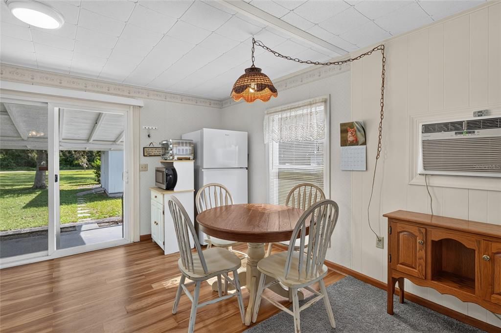 For Sale: $250,000 (2 beds, 1 baths, 936 Square Feet)