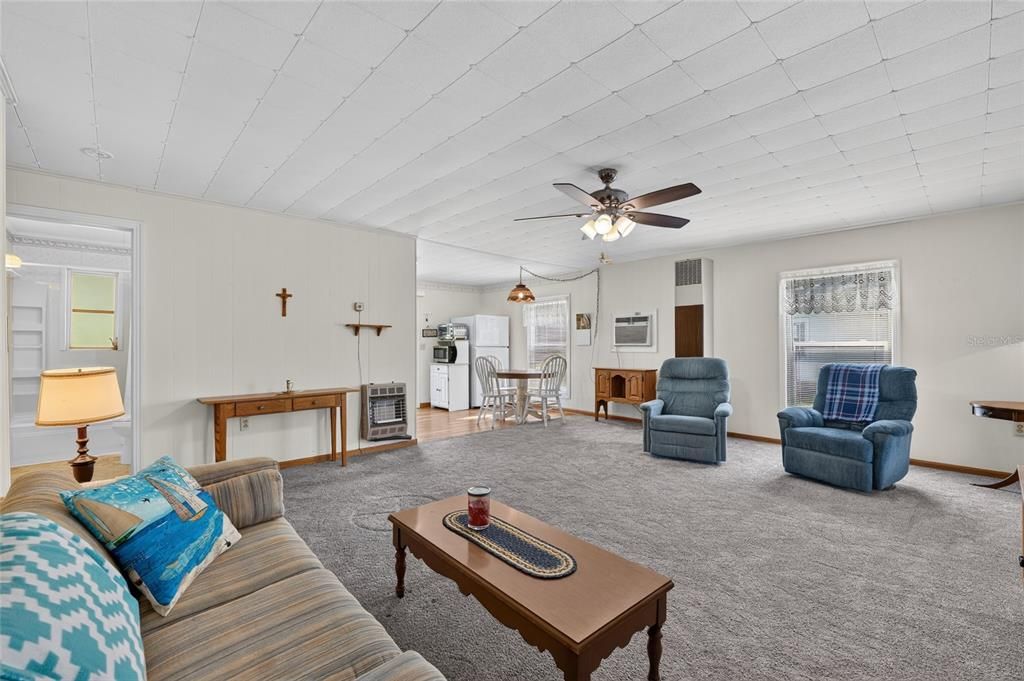 For Sale: $250,000 (2 beds, 1 baths, 936 Square Feet)