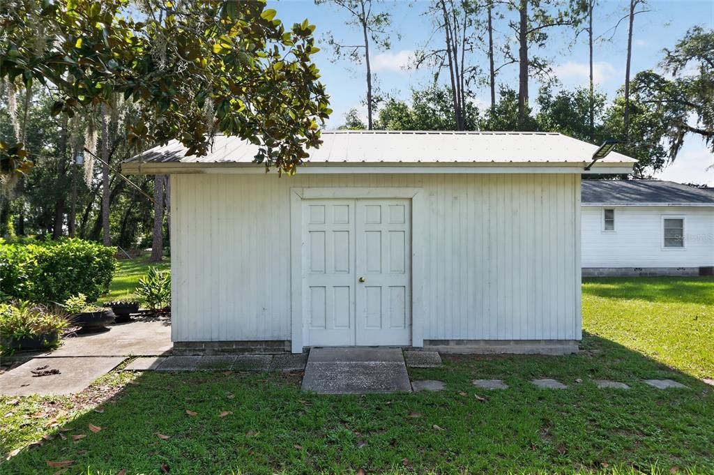 For Sale: $250,000 (2 beds, 1 baths, 936 Square Feet)