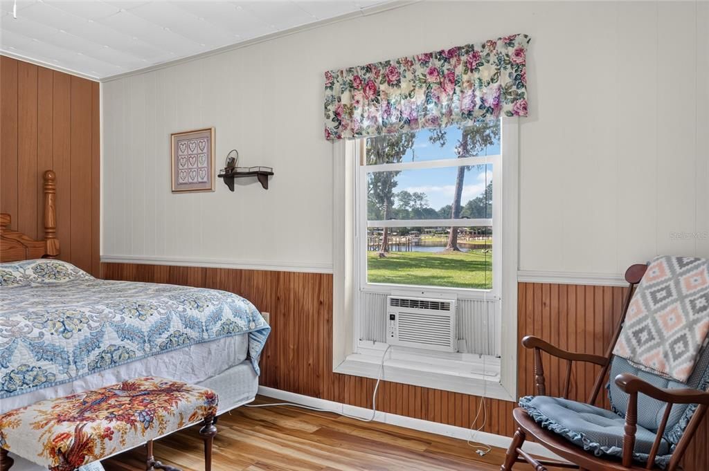 For Sale: $250,000 (2 beds, 1 baths, 936 Square Feet)