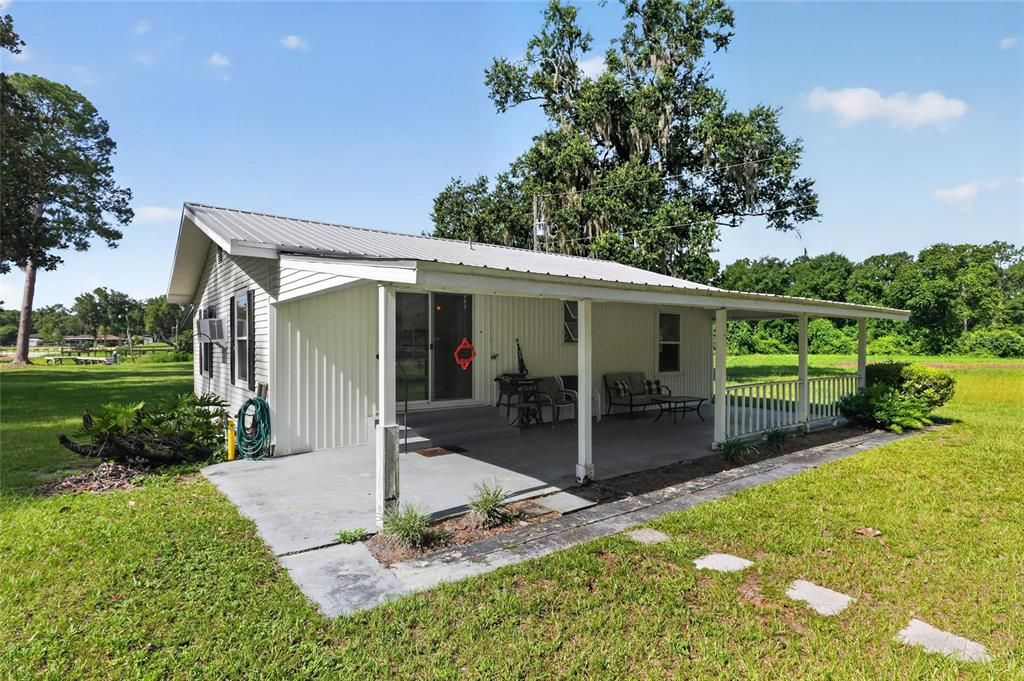 For Sale: $250,000 (2 beds, 1 baths, 936 Square Feet)