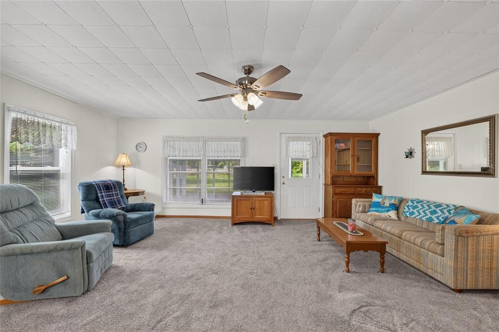 For Sale: $250,000 (2 beds, 1 baths, 936 Square Feet)