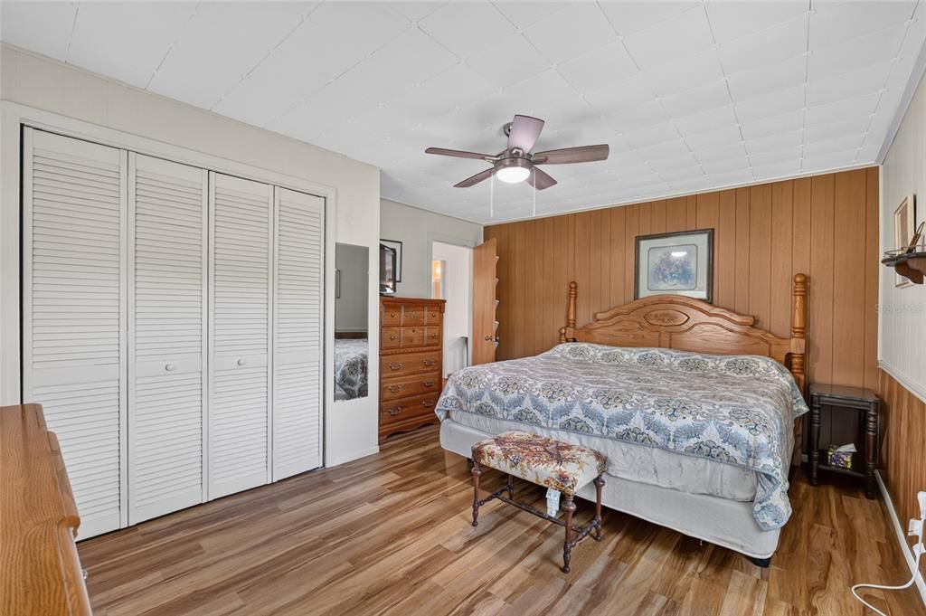 For Sale: $250,000 (2 beds, 1 baths, 936 Square Feet)