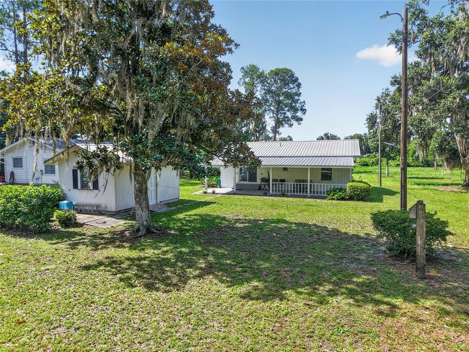 For Sale: $250,000 (2 beds, 1 baths, 936 Square Feet)