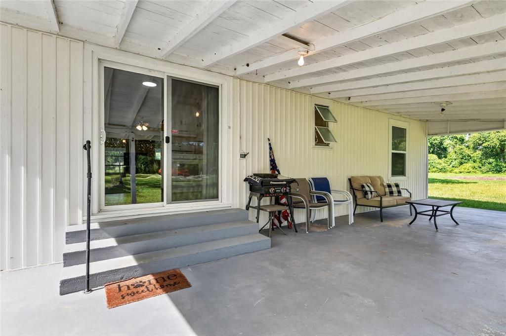For Sale: $250,000 (2 beds, 1 baths, 936 Square Feet)
