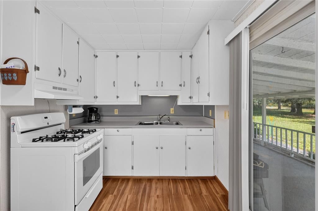 For Sale: $250,000 (2 beds, 1 baths, 936 Square Feet)