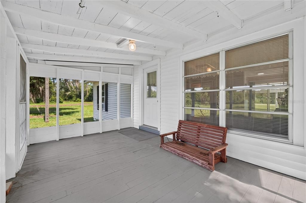 For Sale: $250,000 (2 beds, 1 baths, 936 Square Feet)