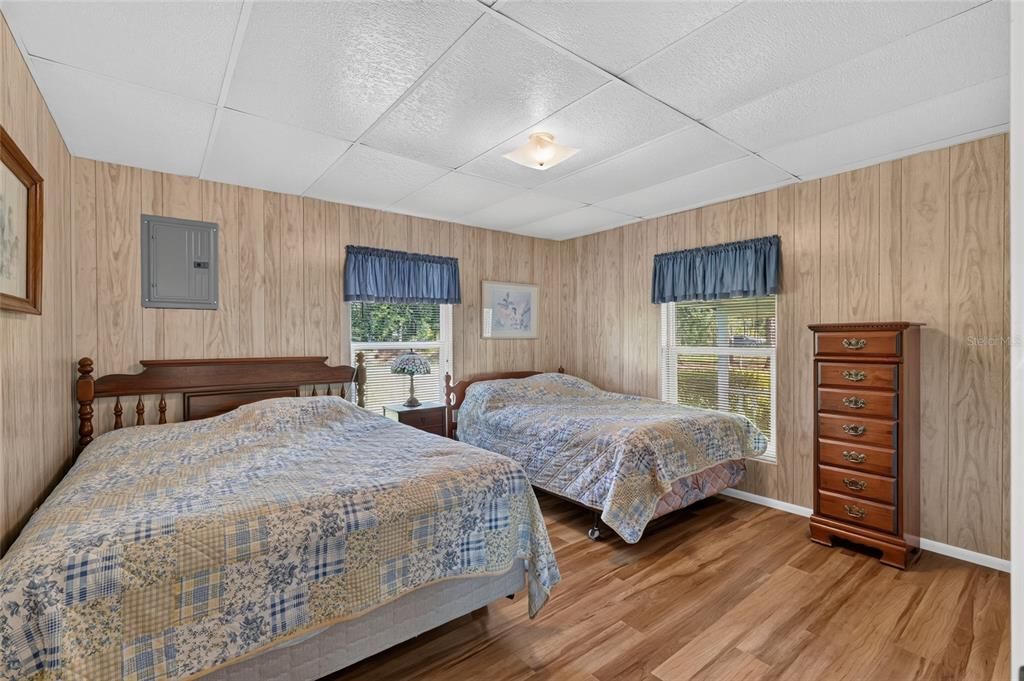 For Sale: $250,000 (2 beds, 1 baths, 936 Square Feet)