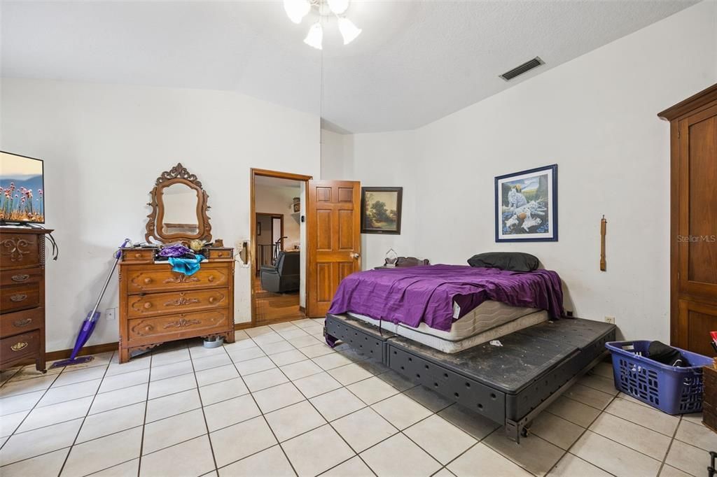 For Sale: $399,000 (3 beds, 2 baths, 1919 Square Feet)