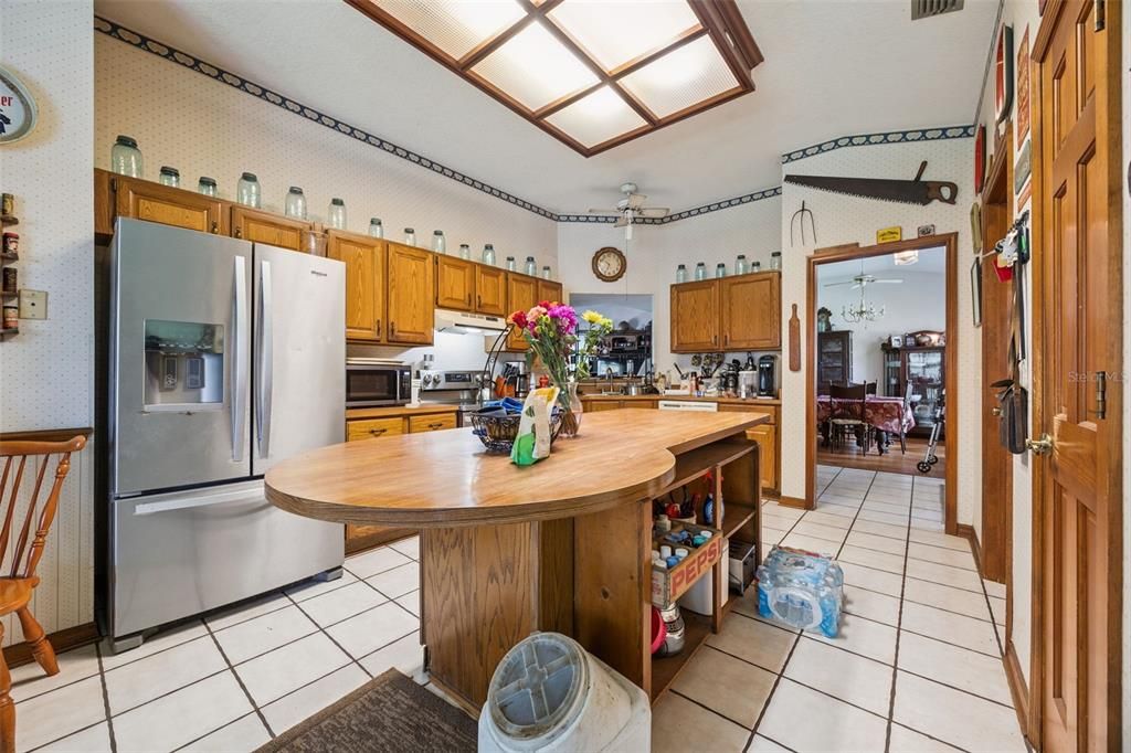 For Sale: $399,000 (3 beds, 2 baths, 1919 Square Feet)