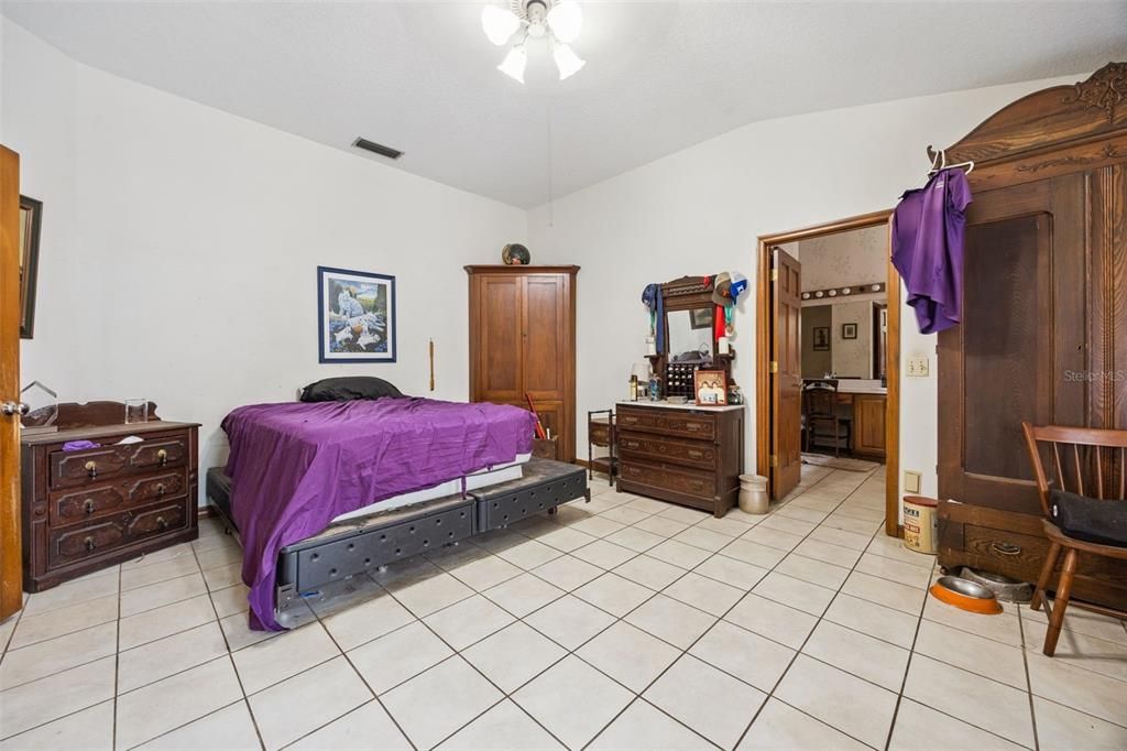 For Sale: $399,000 (3 beds, 2 baths, 1919 Square Feet)