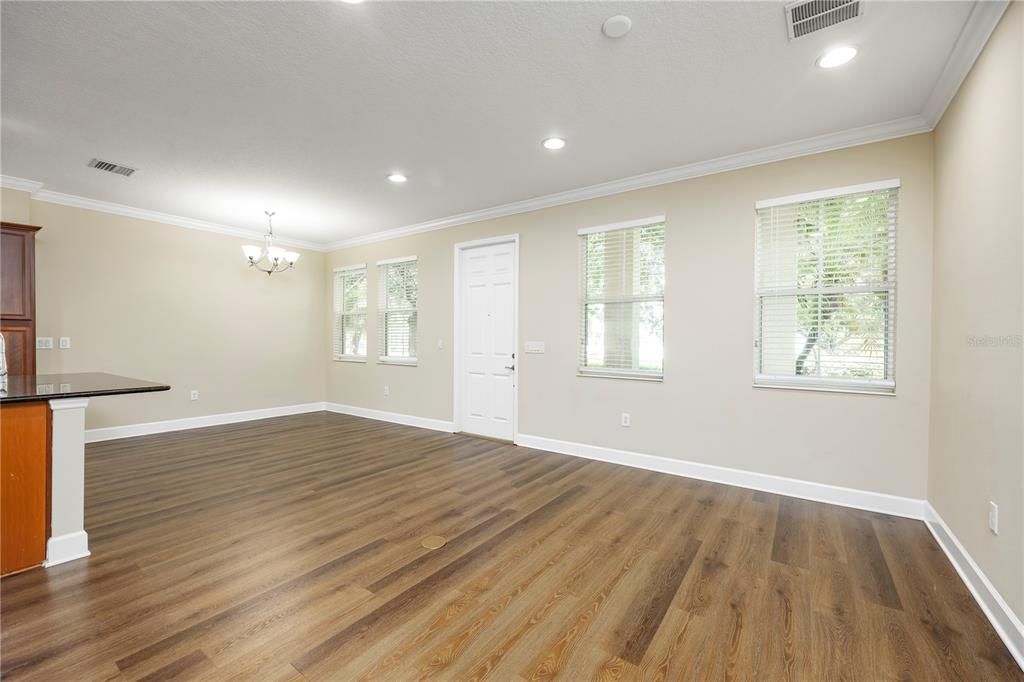 For Sale: $349,000 (3 beds, 3 baths, 1696 Square Feet)