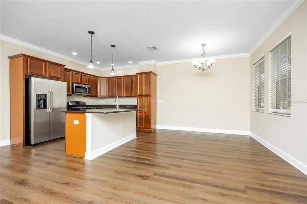For Sale: $349,000 (3 beds, 3 baths, 1696 Square Feet)
