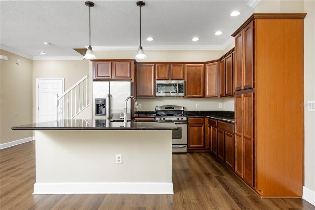 For Sale: $349,000 (3 beds, 3 baths, 1696 Square Feet)