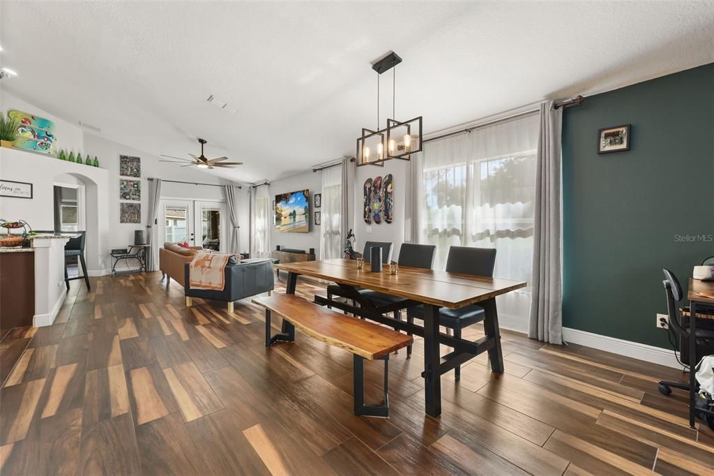 En Venta: $420,000 (3 camas, 2 baños, 1842 Pies cuadrados)