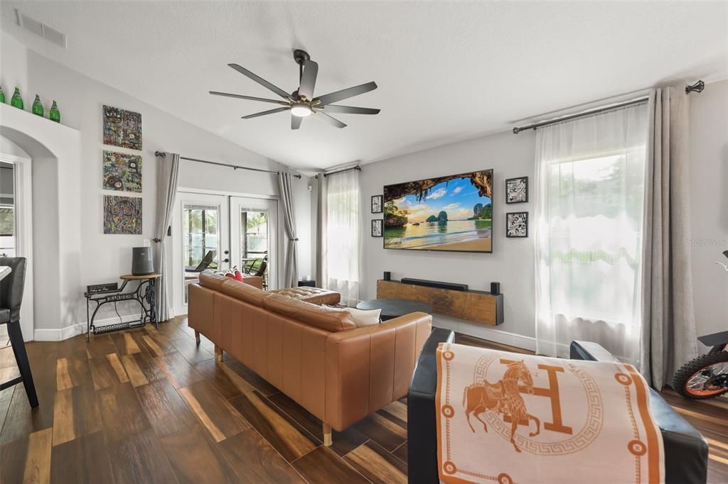 En Venta: $420,000 (3 camas, 2 baños, 1842 Pies cuadrados)