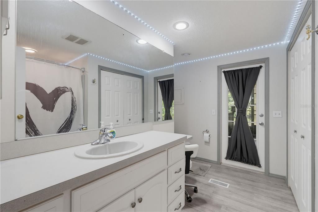 En Venta: $249,999 (5 camas, 2 baños, 2866 Pies cuadrados)