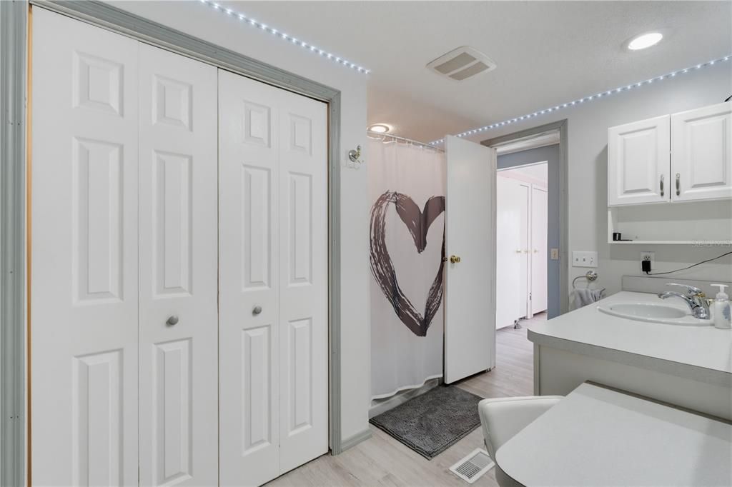 En Venta: $249,999 (5 camas, 2 baños, 2866 Pies cuadrados)